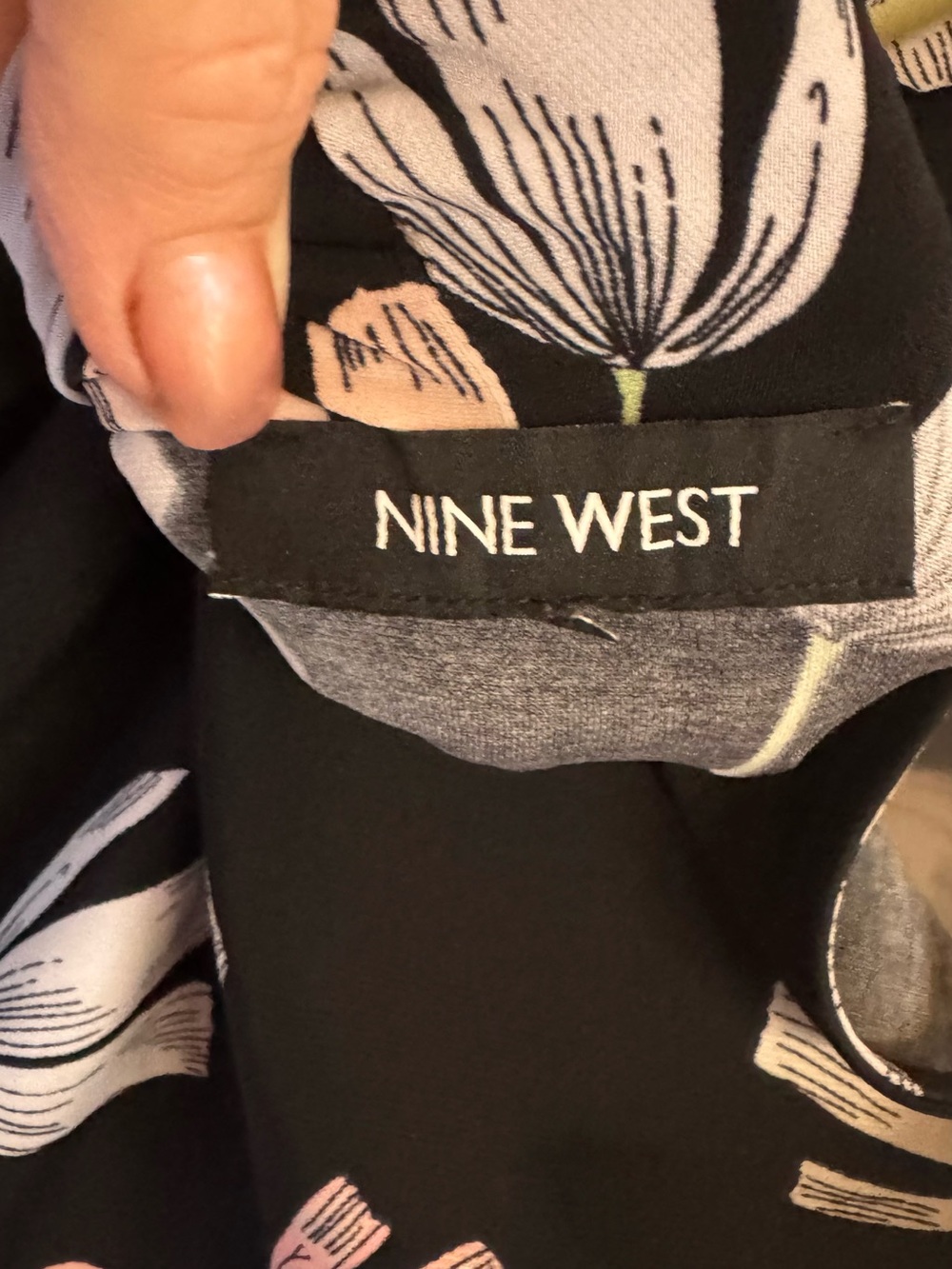 Nine West Pretty Black Floral Sleeveless V-Neck Top  LARGE/XLARGE    #M - Picture 5 of 5